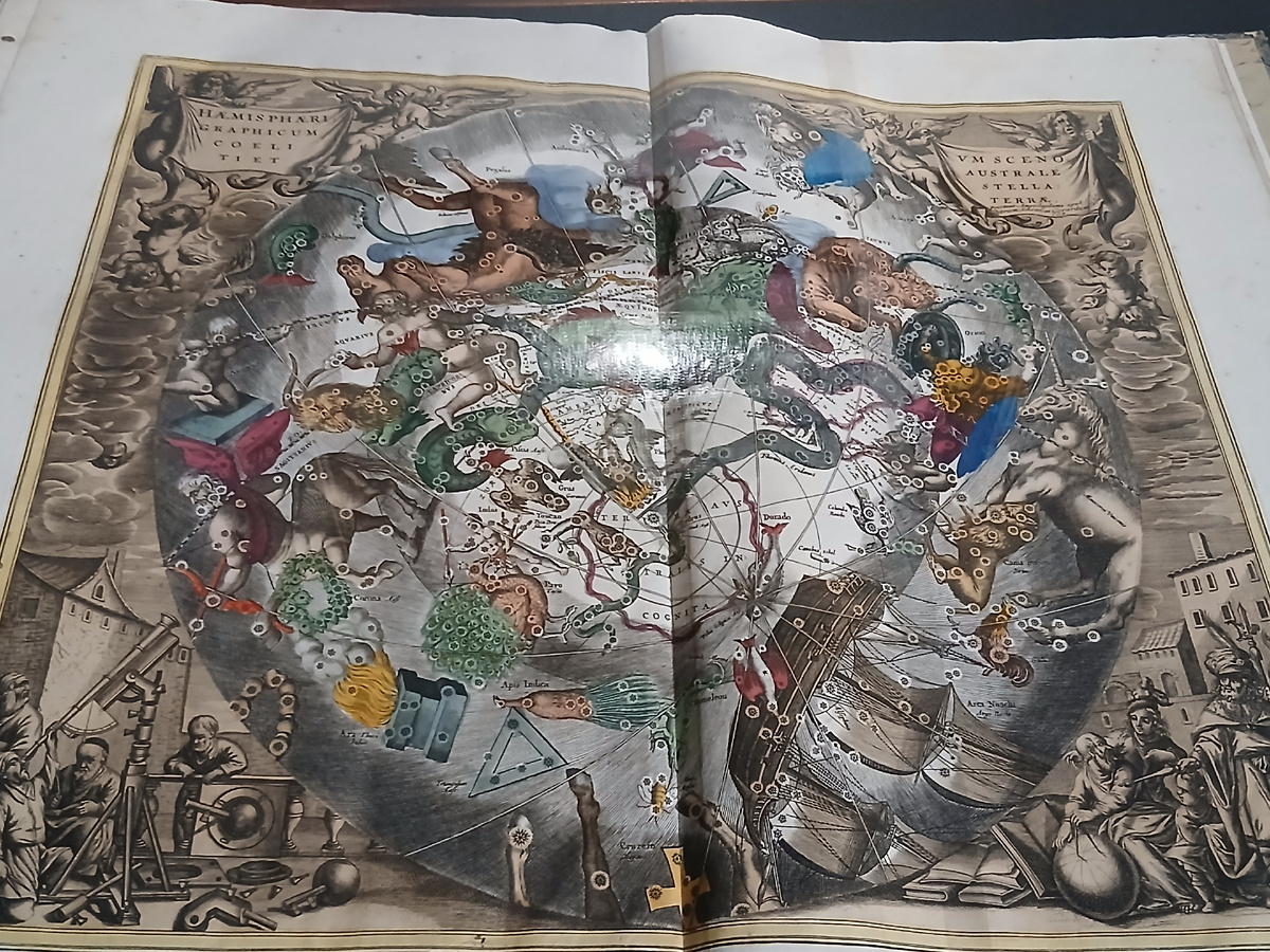 Созвездия неба южного полушария.  Из атласа Андрей Целлариуса. Амстердам. 1708.