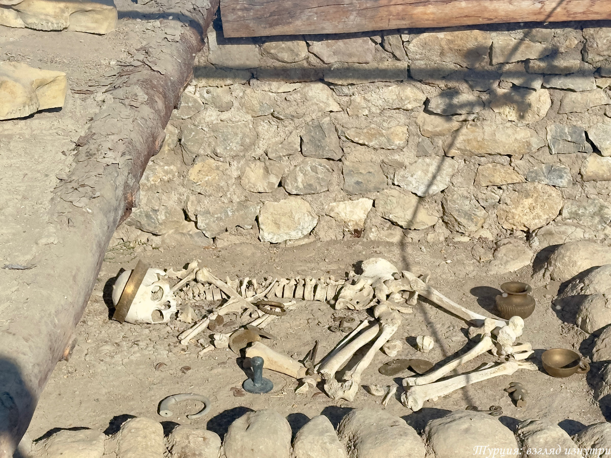 Это не действующее захоронение, а реконструированное археологическое пространство