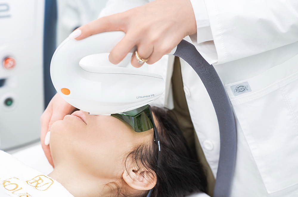 После M22 возможны покраснение, тепло, чувствительность и временное потемнение пятен — это норма, но в первые дни важно бережно ухаживать за кожей и дать ей спокойно восстановиться.