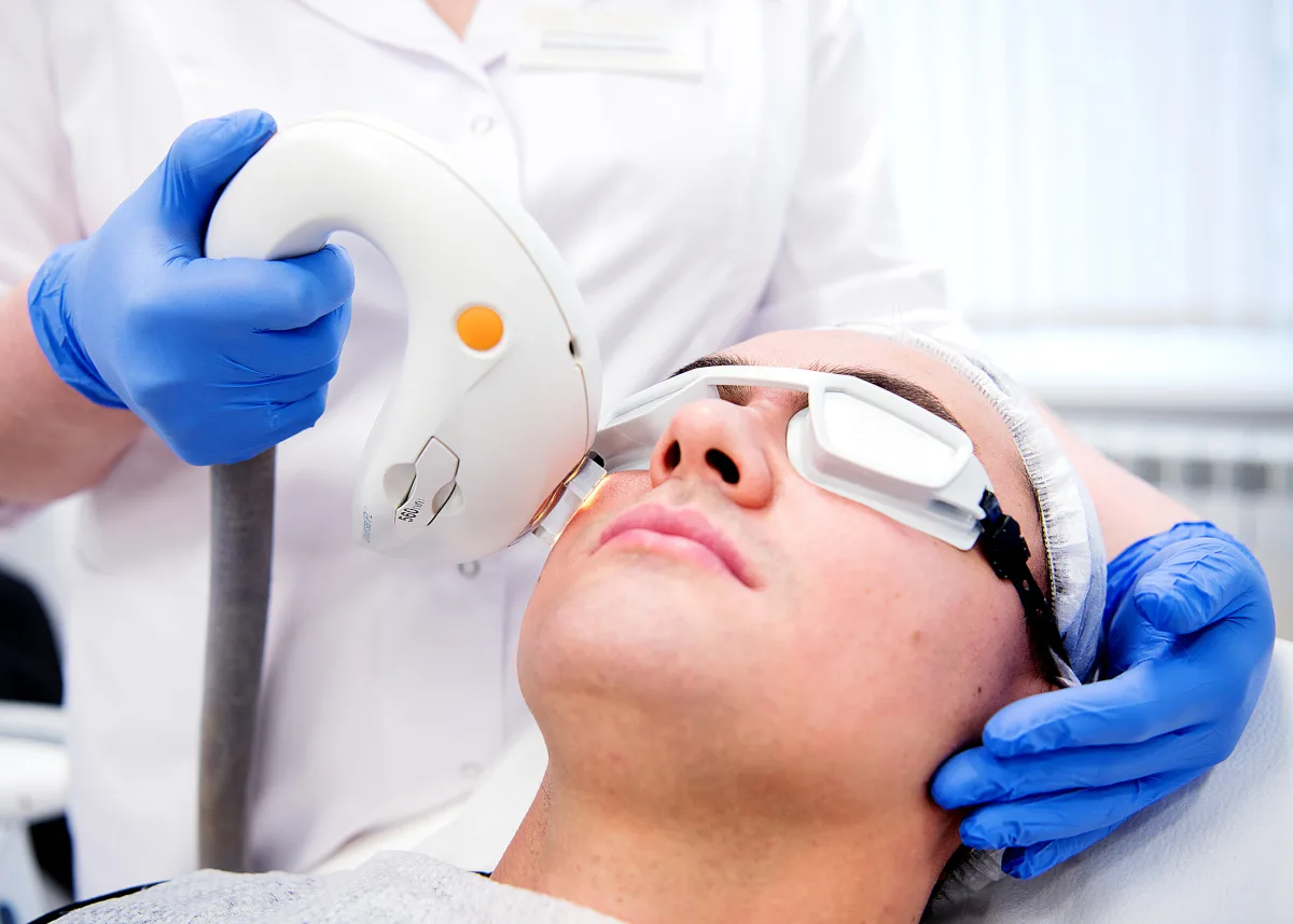 После IPL уход должен успокаивать кожу, а не “усиливать эффект”: никаких кислот, ретиноидов и скрабов — только мягкое очищение, увлажнение, защита барьера и ежедневный SPF.