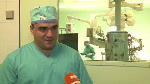 Виктор Семыкин даёт интервью телекорреспонденту Елене Авсецыной