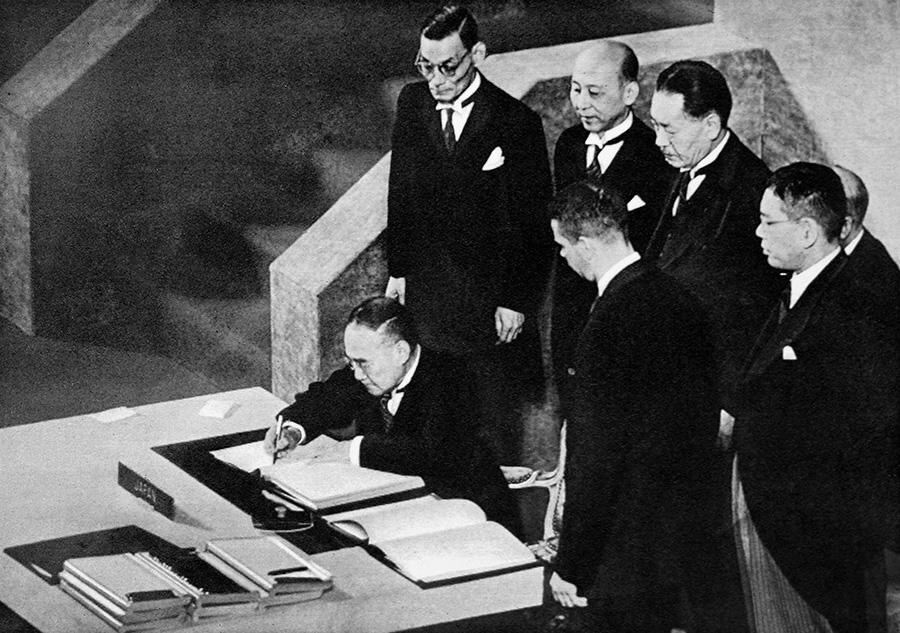 Mary Evans Picture Library / Global Look Press📷Премьер-министр Японии Сигэру Ёсида подписывает мирный договор в Сан-Франциско, 4 сентября 1951 года