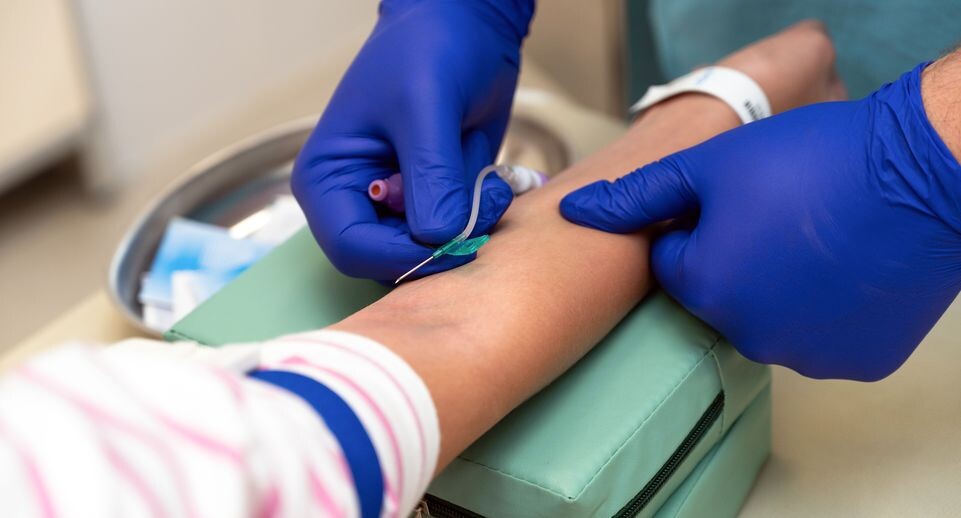    Ребенок сдает кровь в процедурном кабинете Детского клинического центра им. Л. М. Рошаля / Медиасток.рф