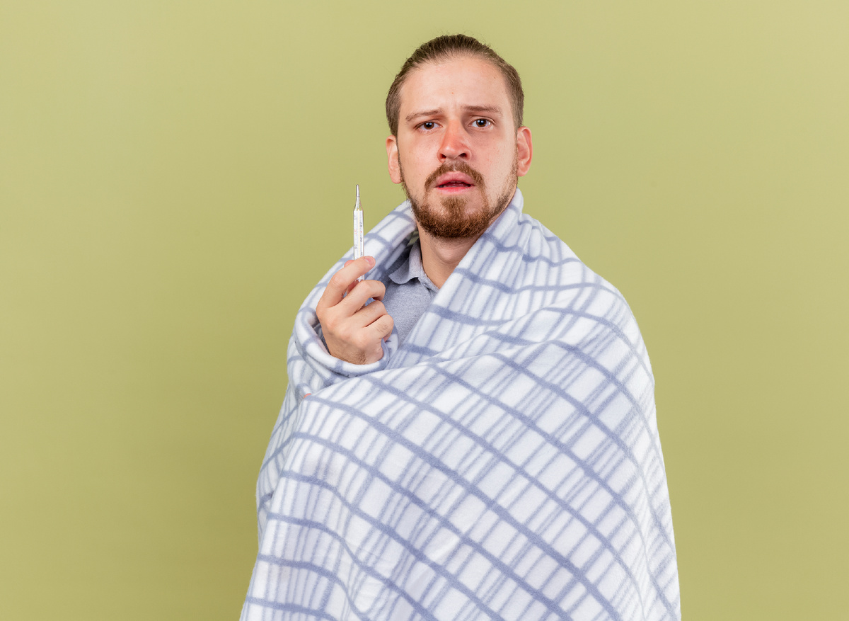https://ru.freepik.com/free-photo/clueless-young-handsome-slavic-ill-man-wrapped-plaid-holding-thermometer-looking-camera-isolated-olive-green-background-with-copy-space_13708607.htm#fromView=search&page=1&position=3&uuid=581a0d10-b6f3-42e4-afde-61863ec1137e&query=%D0%BC%D1%83%D0%B6%D1%87%D0%B8%D0%BD%D0%B0+%D0%B1%D0%BE%D0%BB%D1%8C%D0%BD%D0%BE%D0%B9