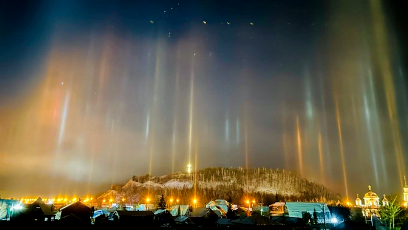 Небо в Самарской области озарили световые столбы: редкое природное явление