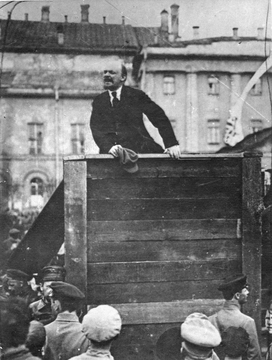 Владимир Ленин выступает с речью. Фото: Russian Look/Global Look Press