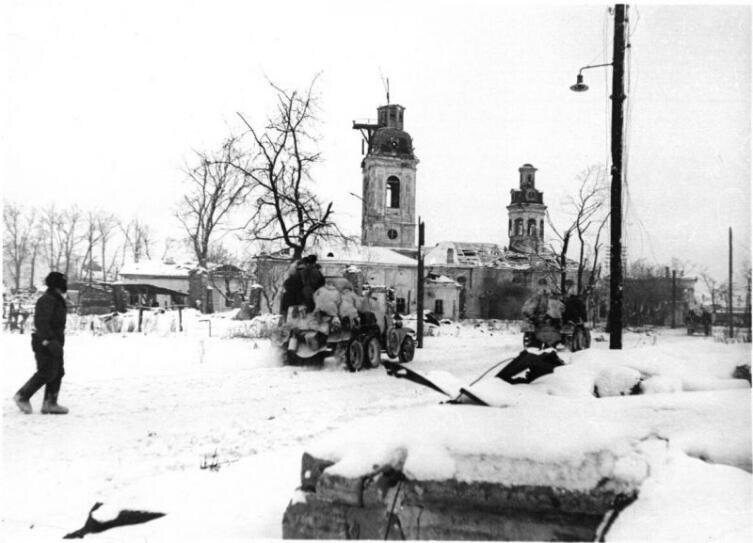    Красноармейцы и бронеавтомобили БА-10 отдельного бронебатальона 61-й отдельной легкотанковой бригады 67-й армии движутся мимо разрушенного Благовещенского собора в освобожденном Шлиссельбурге Фото: добросовестное использование