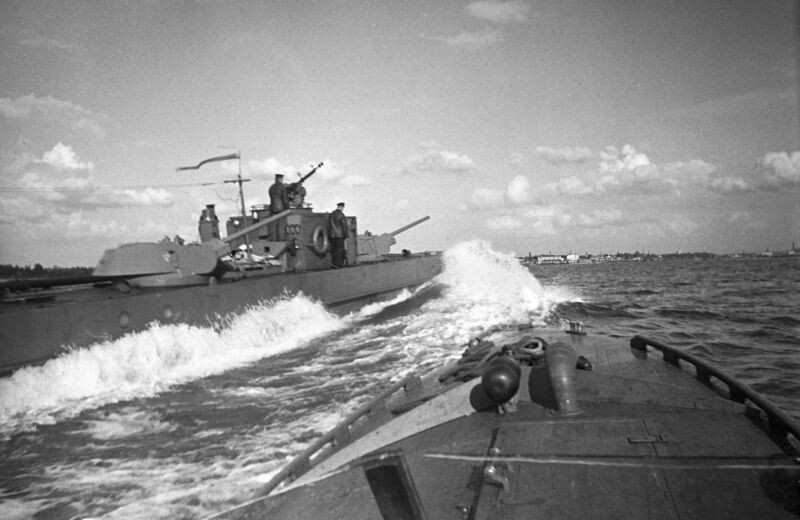    Бронекатера Ленинградской морской базы на ходу во время дежурства, 1942 г. Фото: Александр Бродский, добросовестное использование