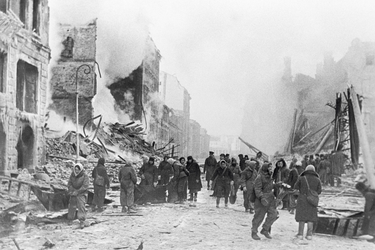    Жители Ленинграда разбирают завалы, тушат пожары после налетов гитлеровской авиации. Ленинград в дни блокады. / РИА Новости