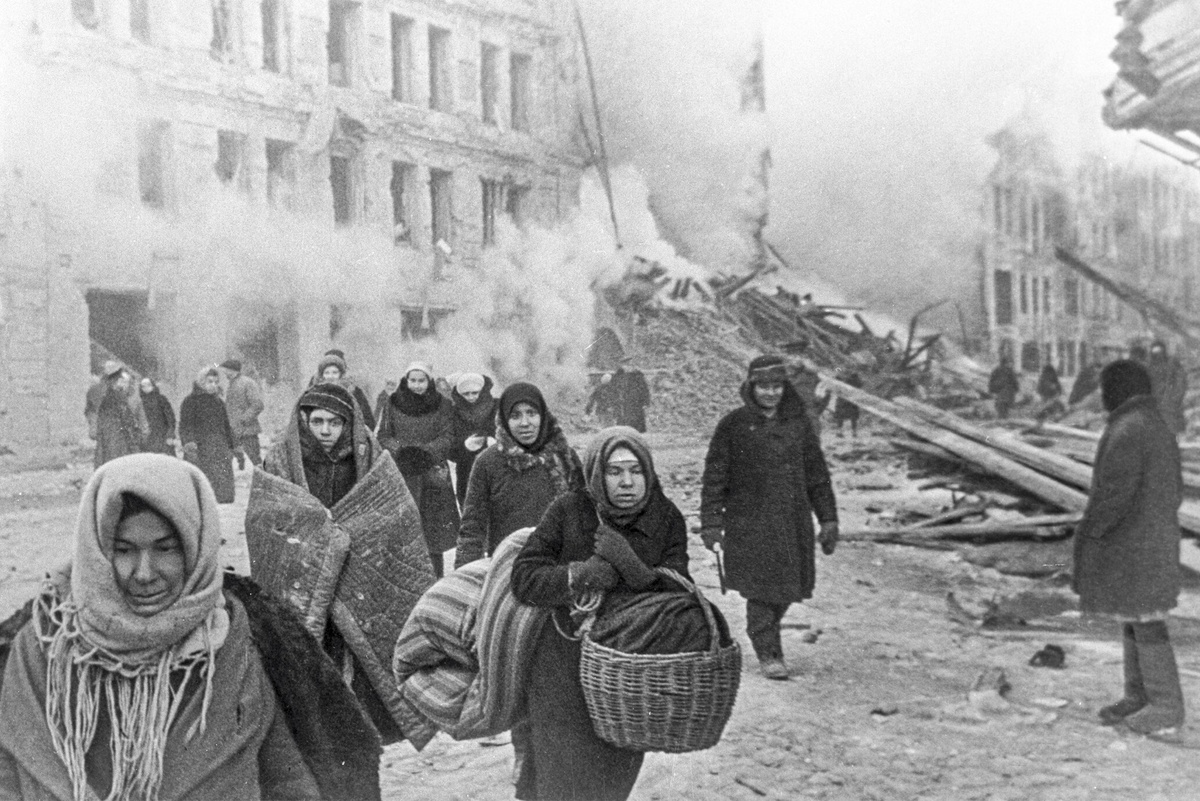    Жители блокадного Ленинграда выходят из бомбоубежища после отбоя тревоги. / Фото: Борис Кудояров/ РИА Новости