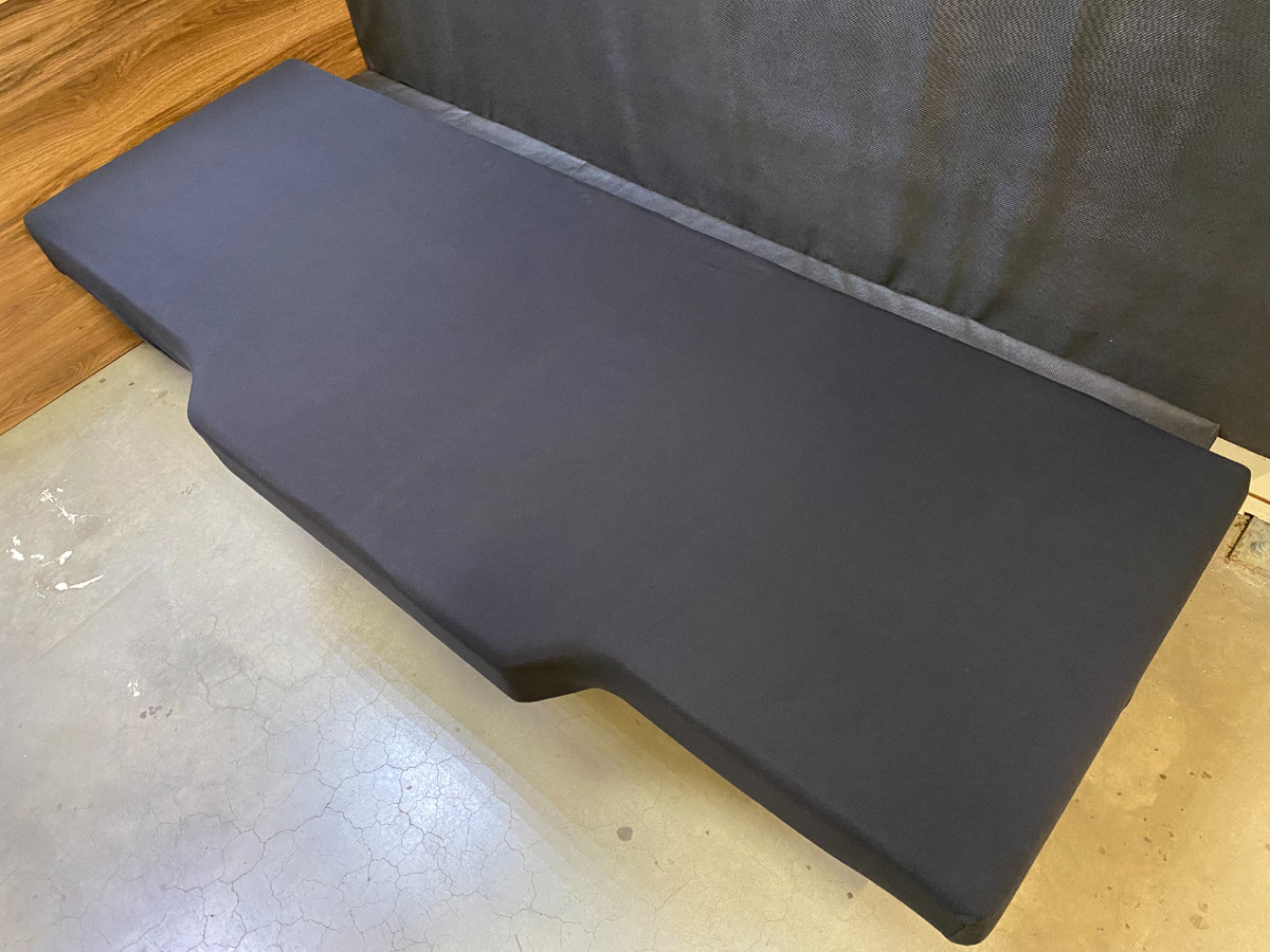 Простыня на резинке СПАЛБЕР для матрасов в спальники грузовиков. Цвет чёрный. Фото СПАЛБЕР_1.