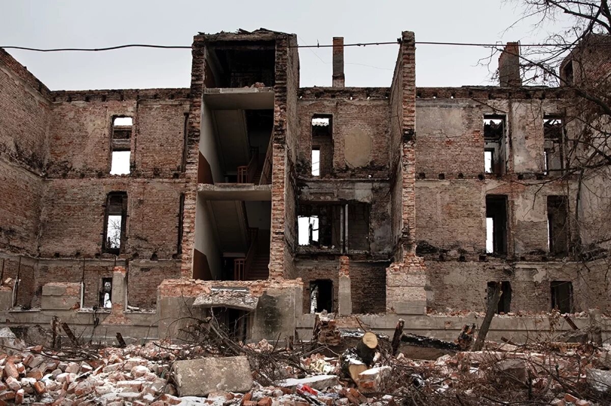    В городе имеется разветвленная сеть укреплений и подземных бункеров.