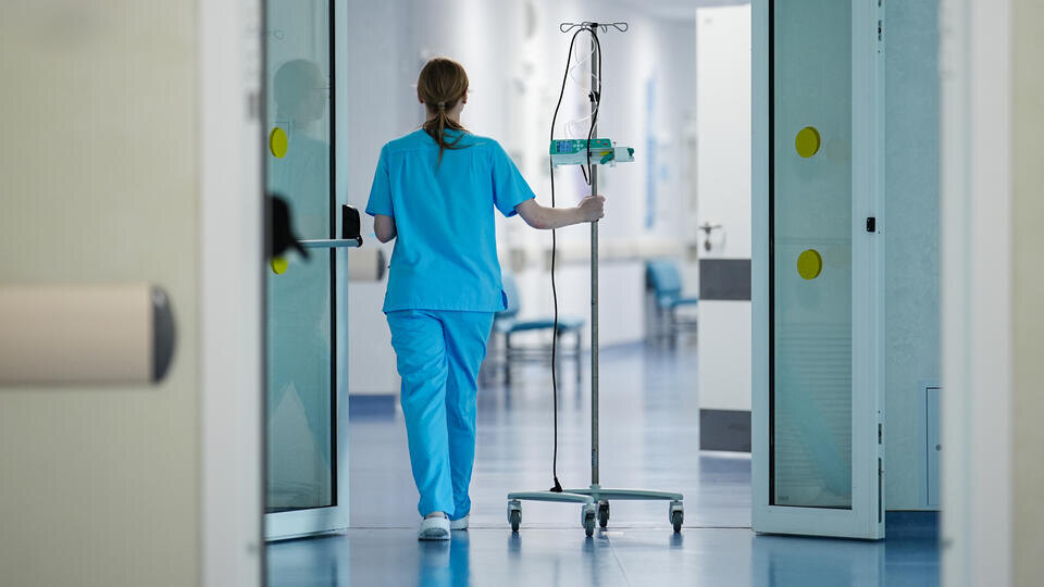     Мужчина пострадал в результате детонации дрона в Шебекине ИЗВЕСТИЯ/Сергей Лантюхов