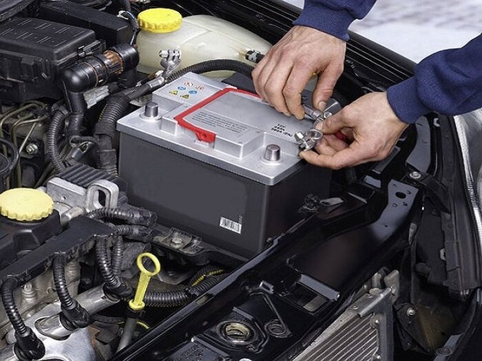 Перезаряд АБ может привести к закипанию электролита и ускоренному разрушению пластин. Фото: 1ak.ru