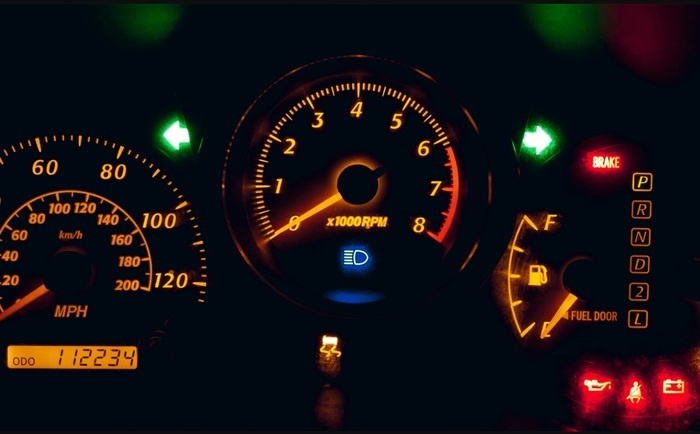 Хаотическое вспыхивание индикаторов, как правило, связано с электропитанием. Фото: profi-prim.ru