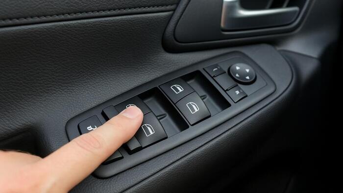 Кнопка запуска стеклоподъемников. Фото: newsinfo.ru