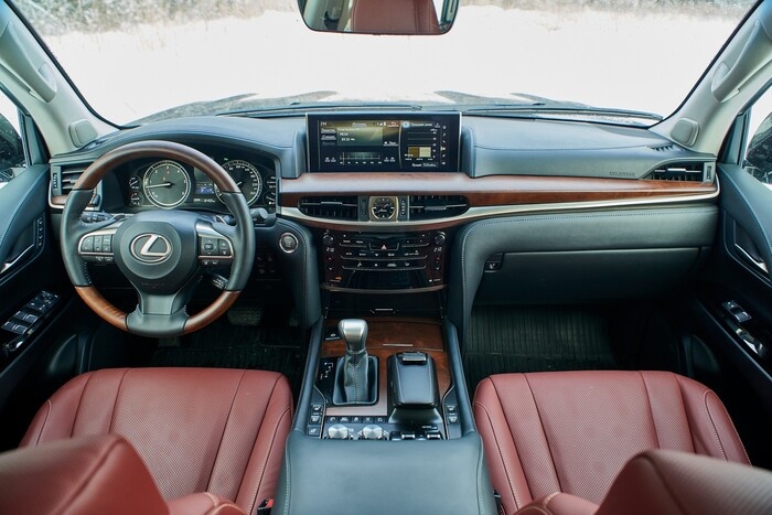 Пропадающие мультимедиа могут быть связаны с нестабильным напряжением. Фото: kolesa.ru