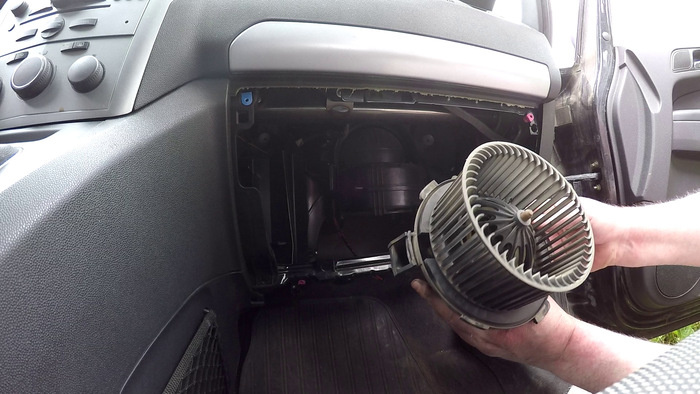 Нестабильная работа вентилятора печки говорит о проблемах в электрике. Фото: stron-parts.ru