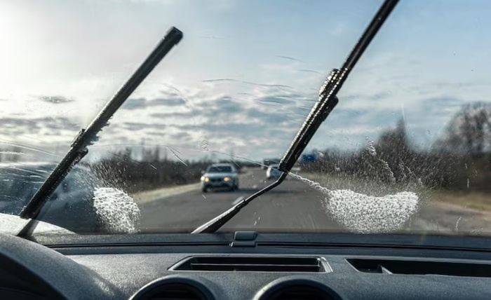 При недостатке тока щетки дворников могут двигаться рывками. Фото: freepik.com