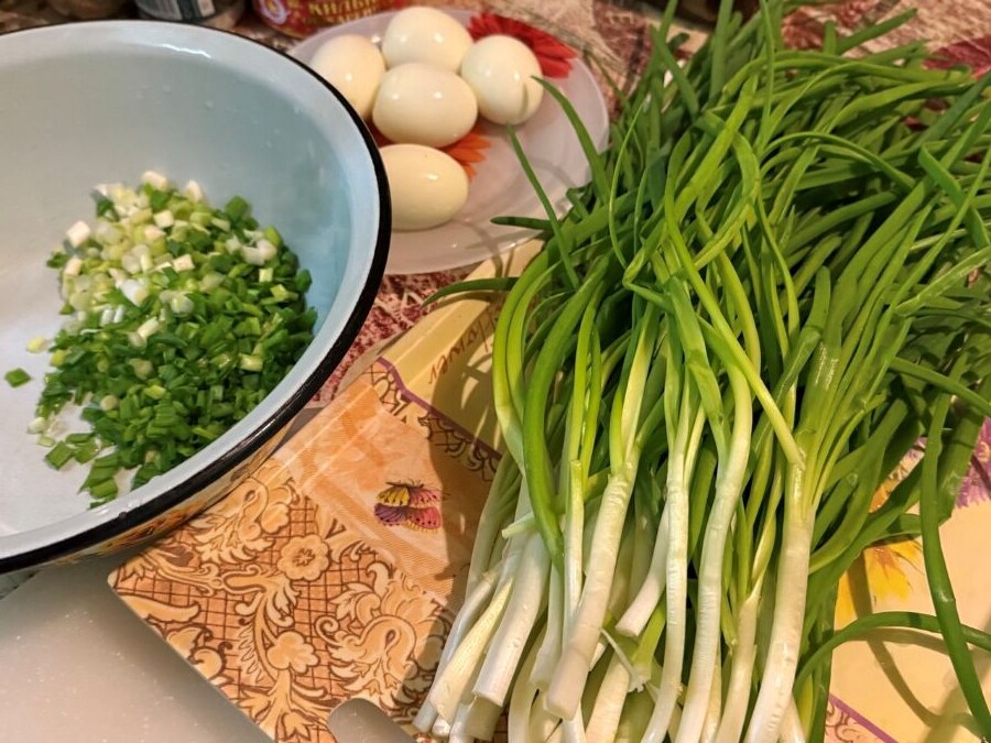 очередной поднос с зеленым луком в деле