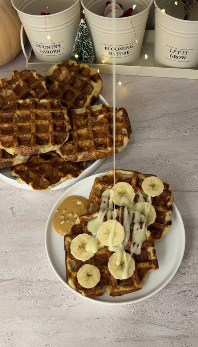 Творожно-банановые вафли с низкокалорийной сгущенкой и арахисовой пастой