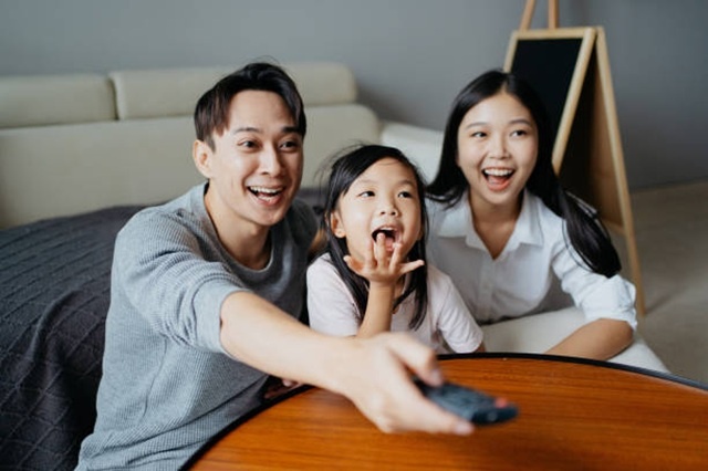 Семья смотрит телевизор. Источник: hxyume/Getty Images