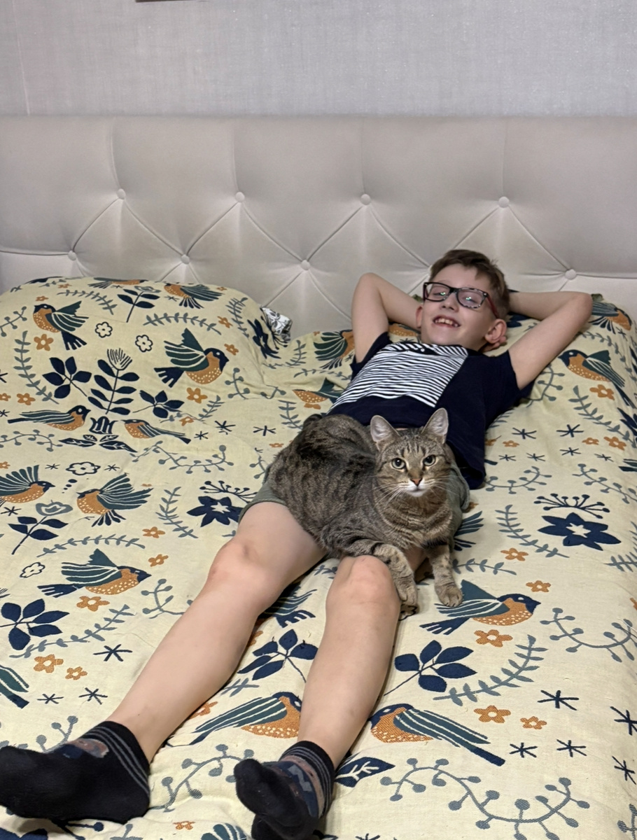 Когда главный муЩЩина работает, приходится лежать на его маленькой копии