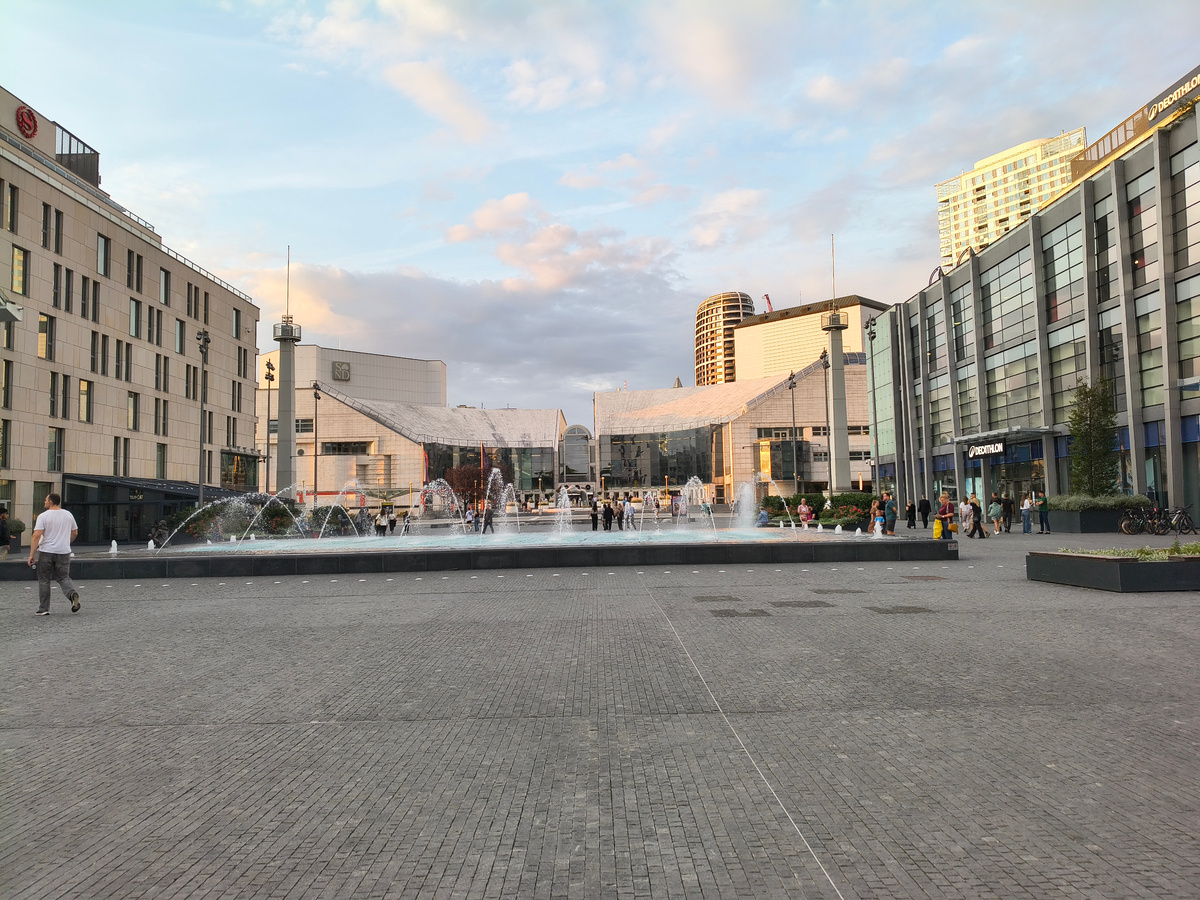 Под площадью переход из одной части ТЦ в другой. Фото автора.