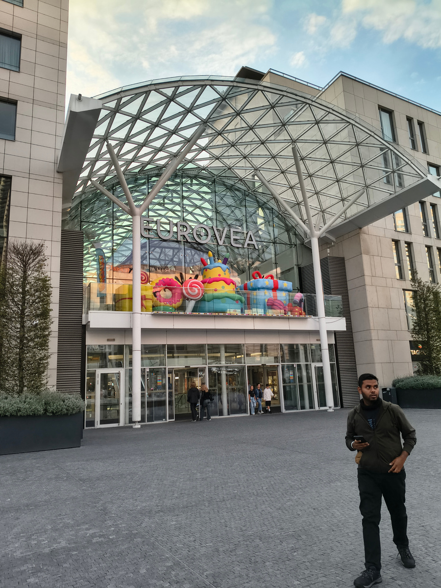 Вход в торговый центр. Фото автора. 