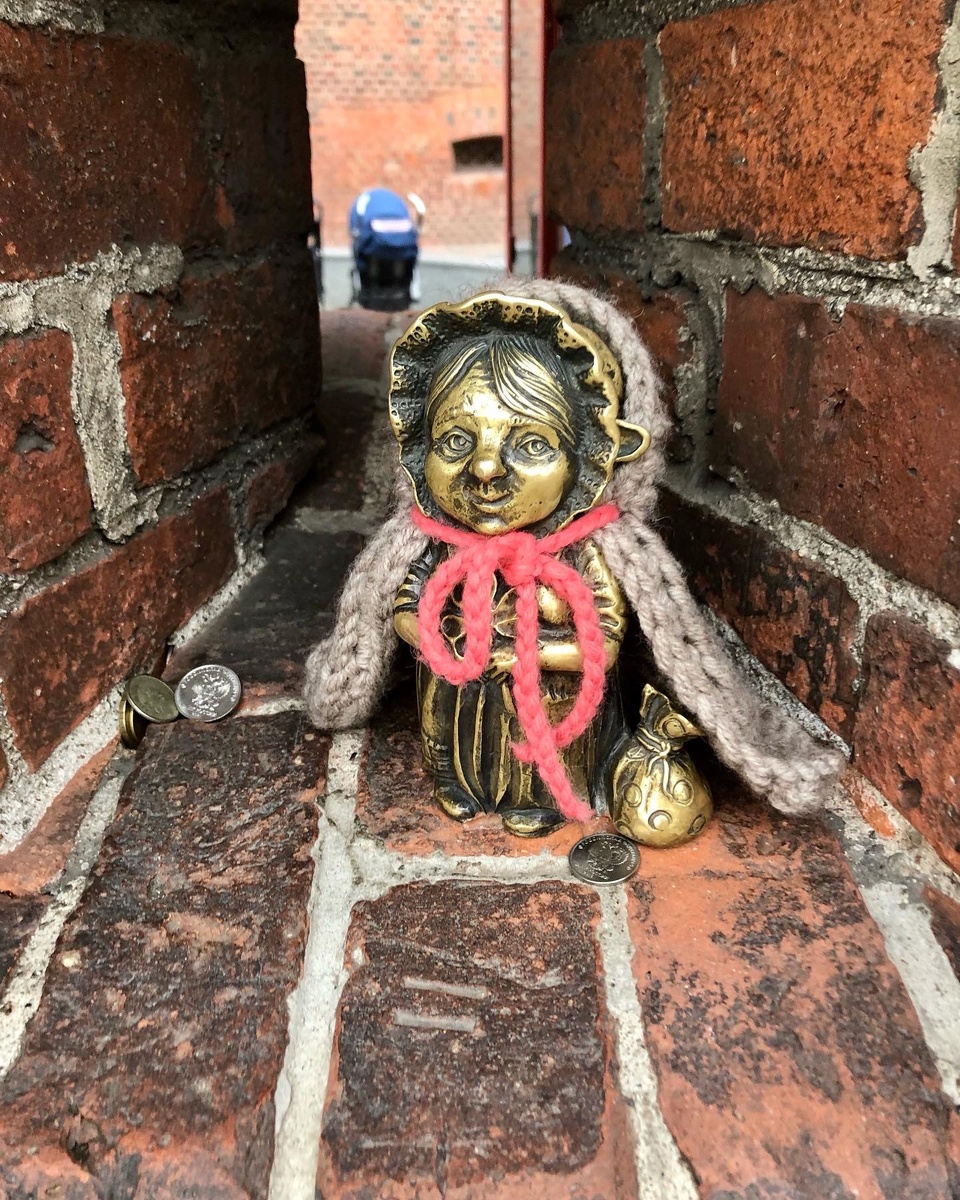 Хомлин Марта в Башне Дона
Насушила белладонны,
Разных нужных травок,
Чтоб лечить козявок