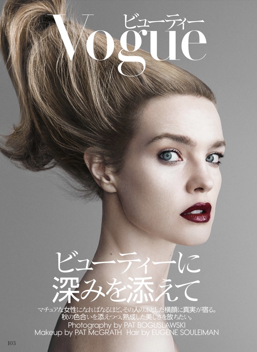 Vogue Japan / November 2025. Крупный план, подчёркивающий текстуру кожи и естественность макияжа от Пэт МакГрат