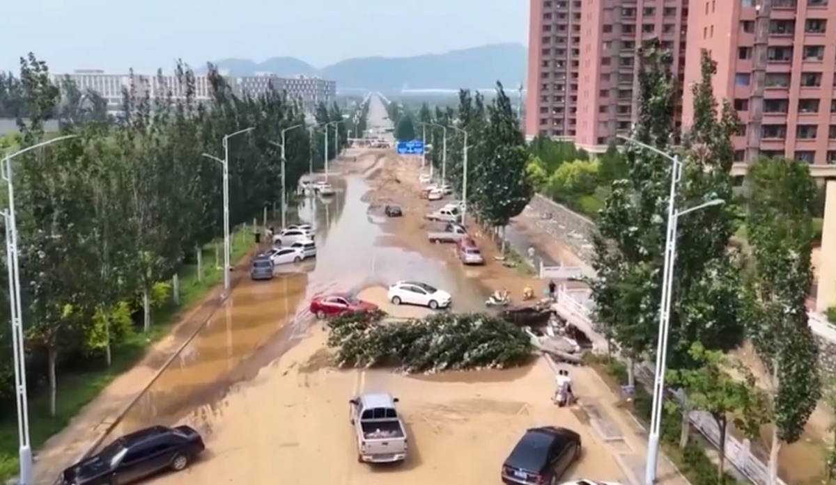 Смывает дорогу