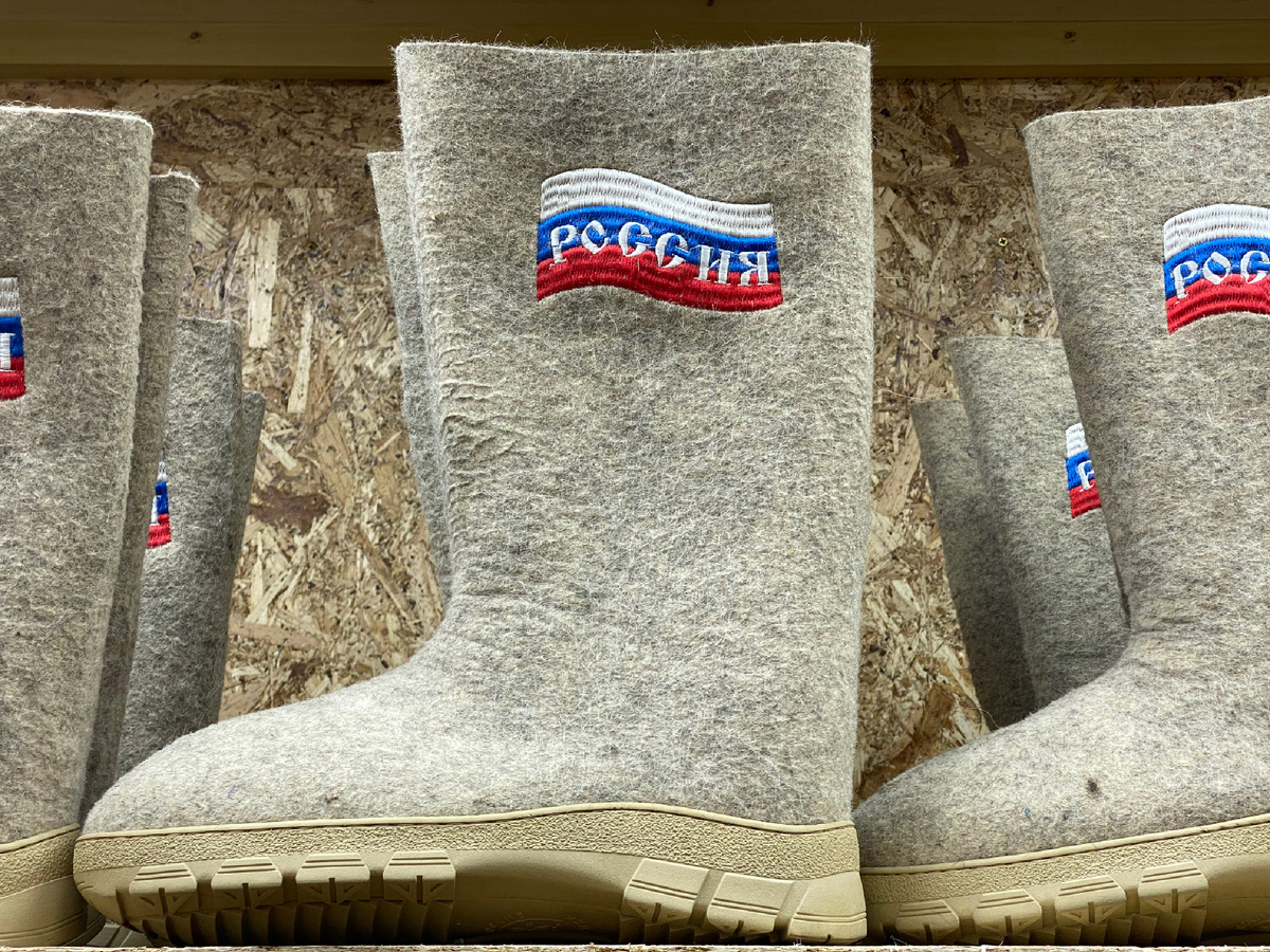 Валенки патриотичные, на правых и левых не делятся. Шучу! Или ? 