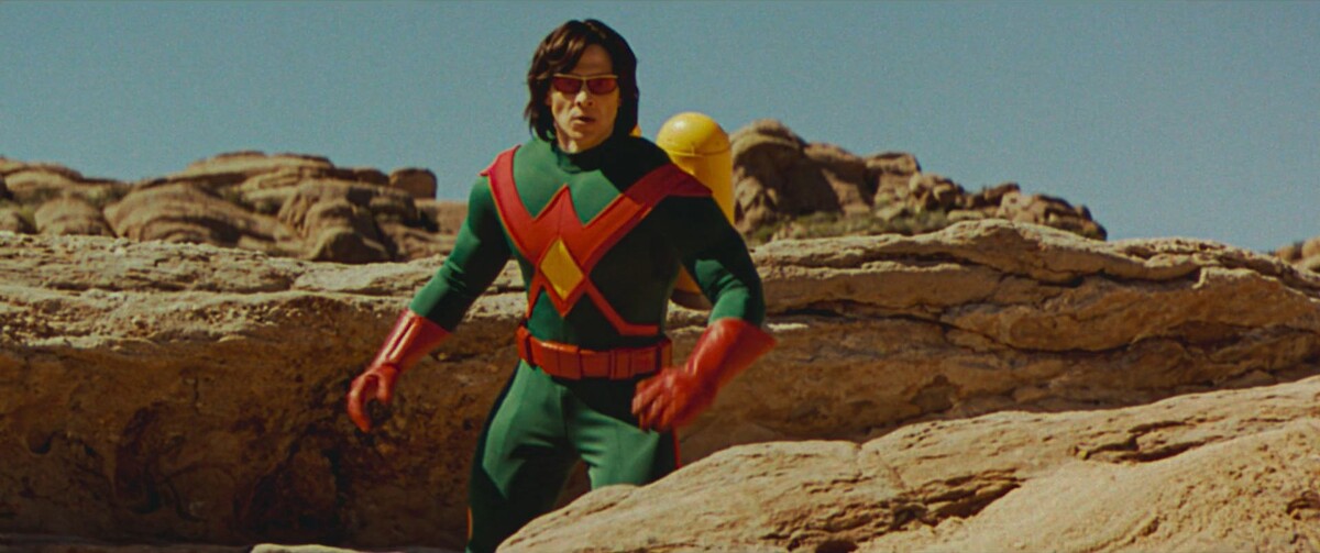 Расцветка костюма оригинального «Чудо-человека» - отсылка к самому первому костюму Чудо-человека в комиксах.