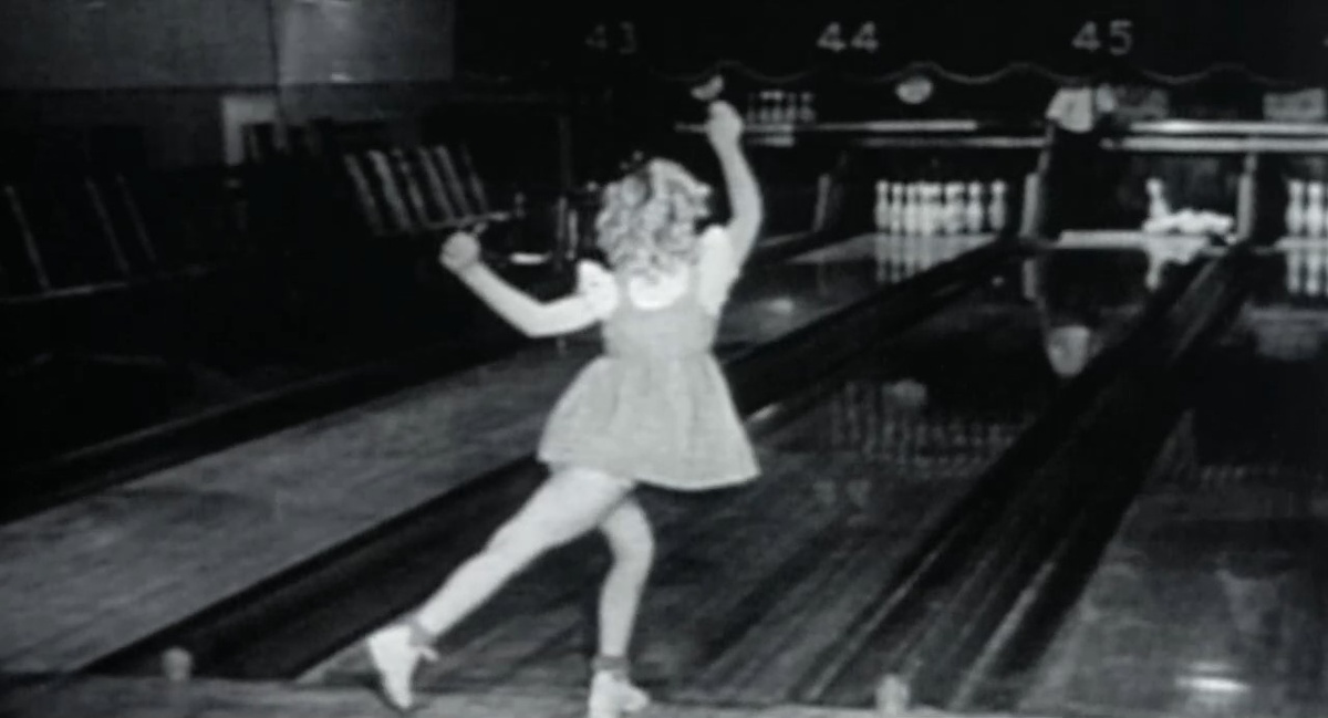 Опровергнуто: дальнейшее расследование показало, что в тот день Клиболд и Харрис не гоняли шары. 