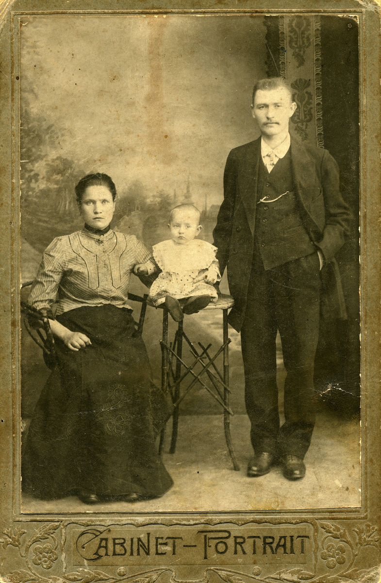 Петр Александрович вместе с супругой Натальей Евгеньевной и первенцем Колей (фото до 1916 года)