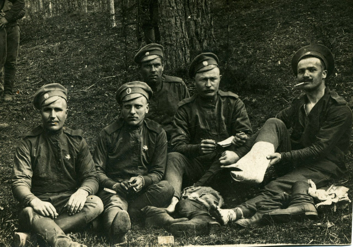 Первая Мировая война - Петр Александрович второй справа (фото 1916 год)