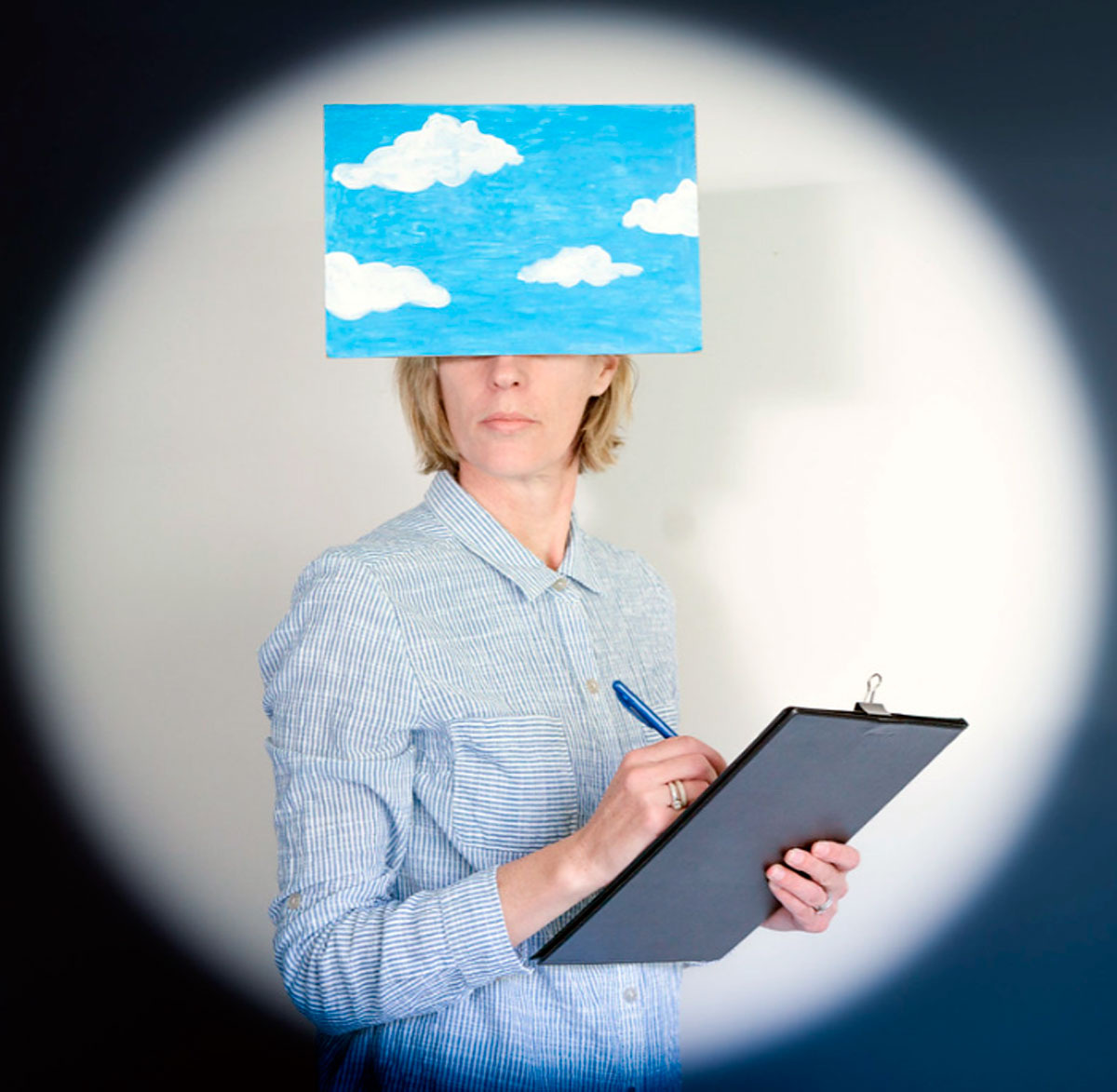 Машина анализирует и переосмысливает внутренние данные, оценивая и перестраивая связи, чтобы понимать контекст