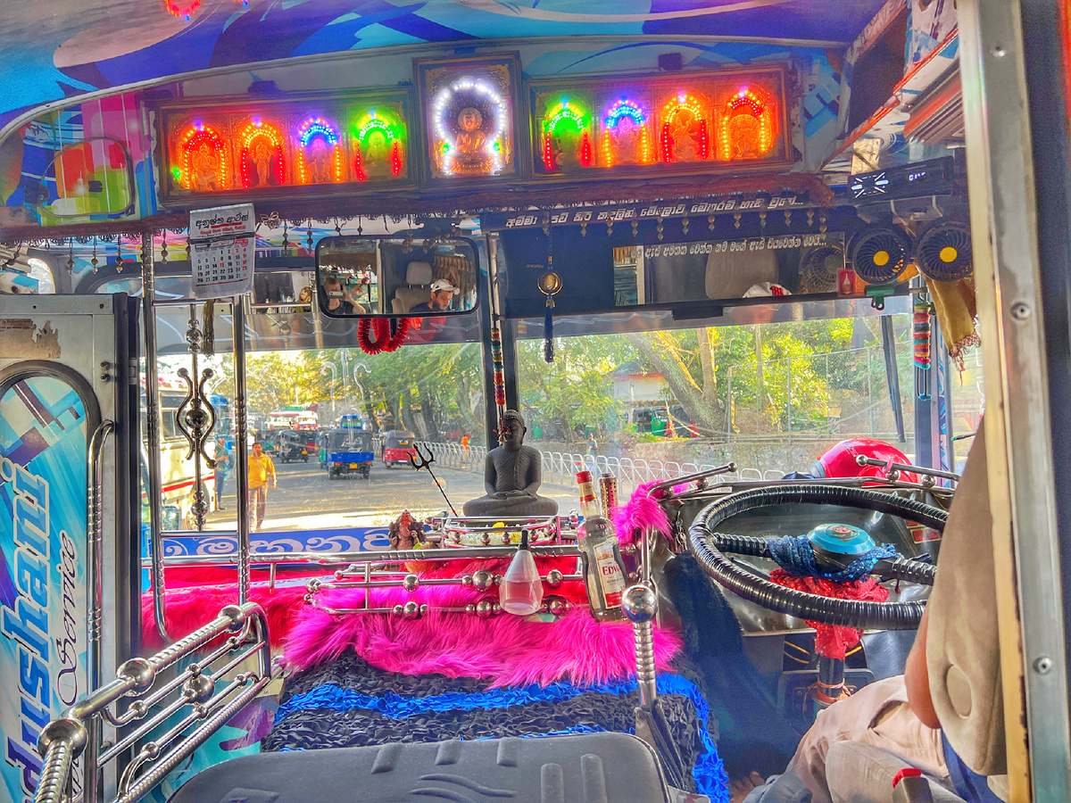 Место водителя в коейзи-басе. Фото автора 