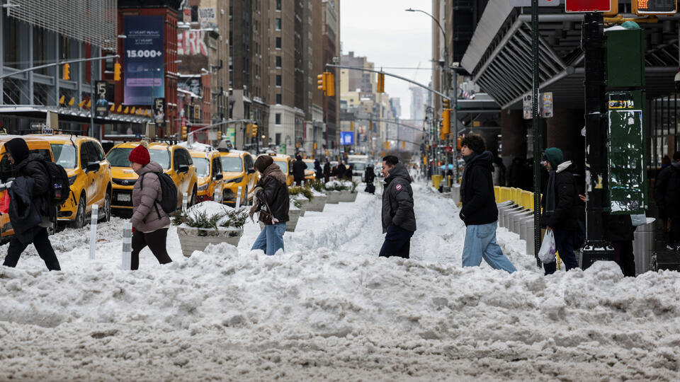     Число погибших от снегопадов в США возросло до 30 человек REUTERS/Jeenah Moon