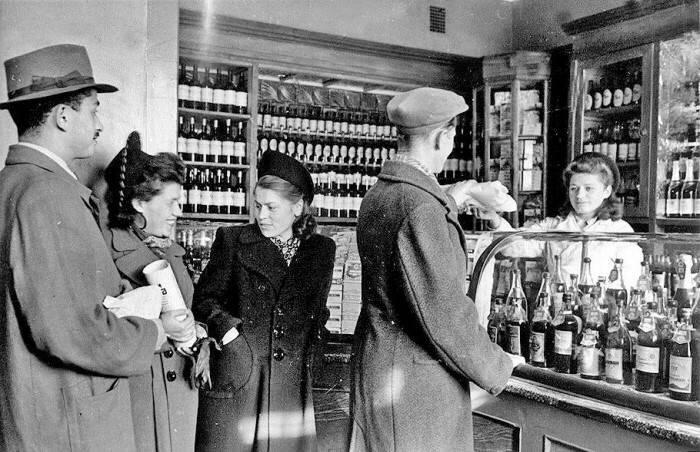 Продавцы в алкогольных отделах тоже были в сговоре с коррупционерами.
