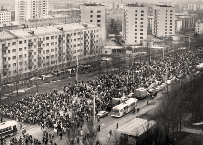 Проспект Октября, весна 1990 года. Антифенольный митинг