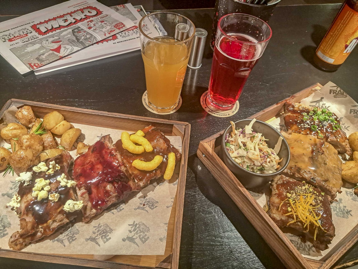 Один ужин с пиццей и бургером не помешает похудению.  Фото: Фото: ФедералПресс / Вера Романескул