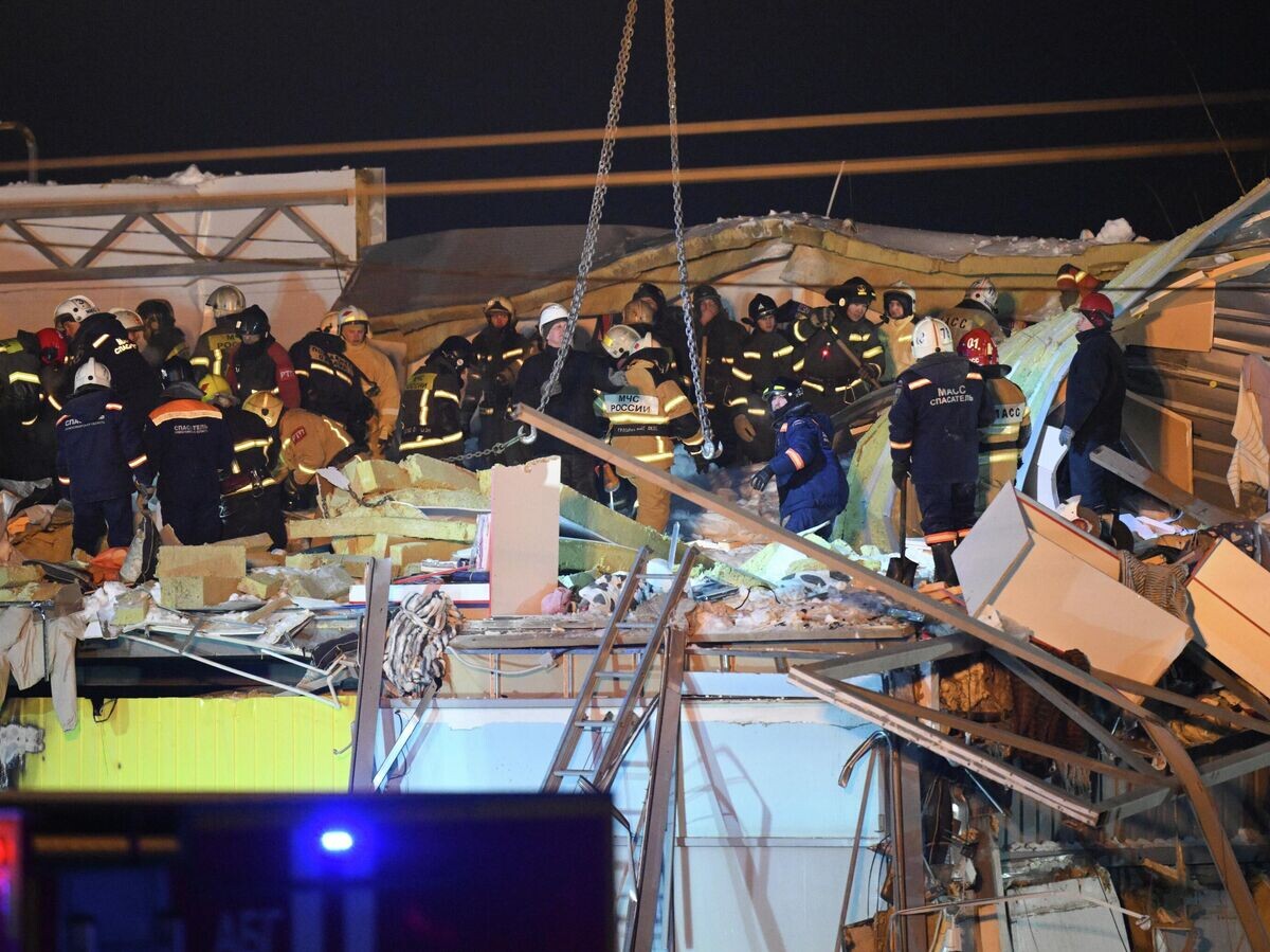    Сотрудники спасательной службы МЧС РФ на месте обрушения кровли торгового центра в Новосибирске | © РИА Новости / Александр Кряжев