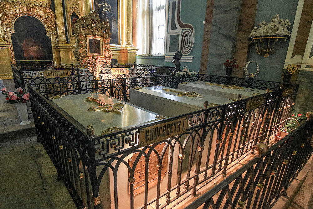 Цари в Петропавловском соборе фото Яндекс