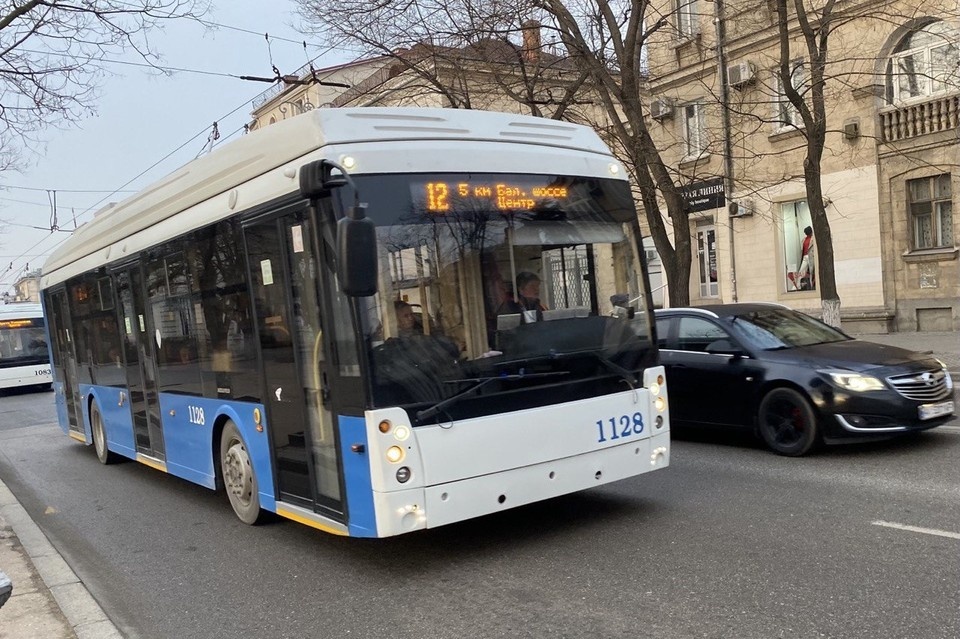    Законодательство оговаривает температуру в салоне троллейбуса зимой и летом. Фото: архив "КП" Валерия Черных