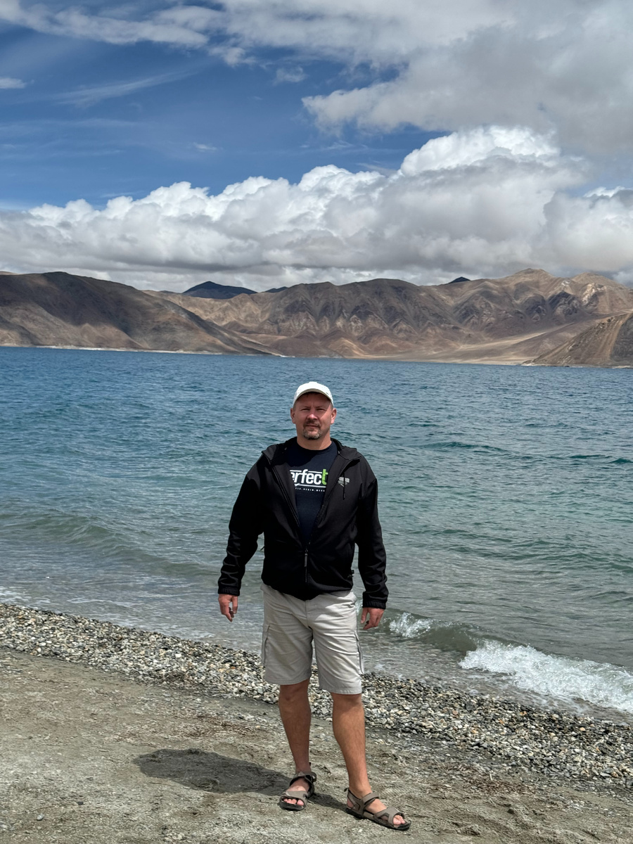 Фото из личного архива. Тибет. Озеро Пангонг. Очень не простое место.