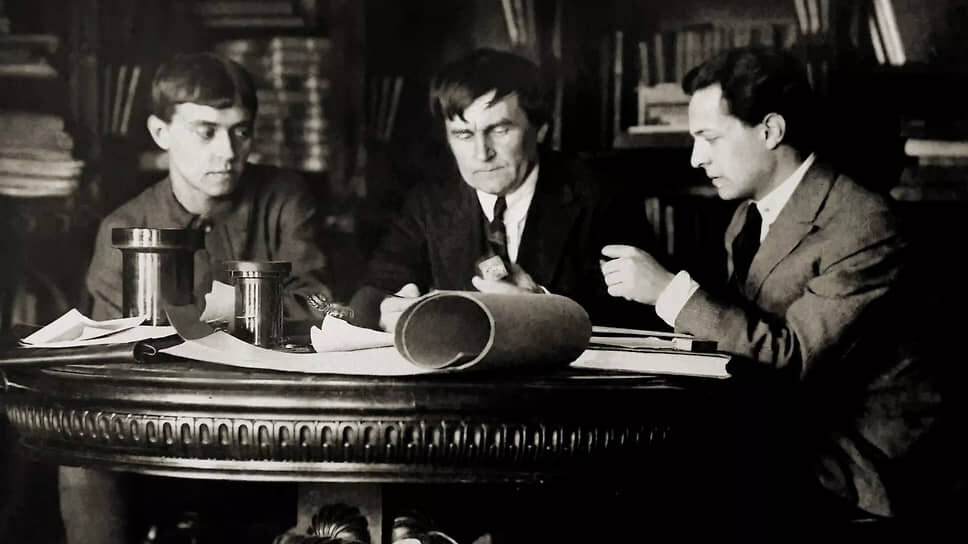 Художники Николай Михайлович Суетин (1897-1954), Казимир Северинович Малевич (1879-1935), Илья Григорьевич Чашник (1902-1929). 1924 год.📷Фото: Отдел рукописей Государственного Русского музея