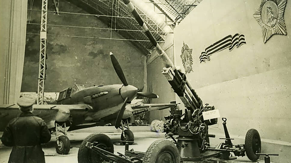 85-миллиметровая зенитная автоматическая пушка образца 1939 года (52-К) и штурмовик Ил-2 на экспозиции в 1944 году.📷Фото: Музей обороны Ленинграда