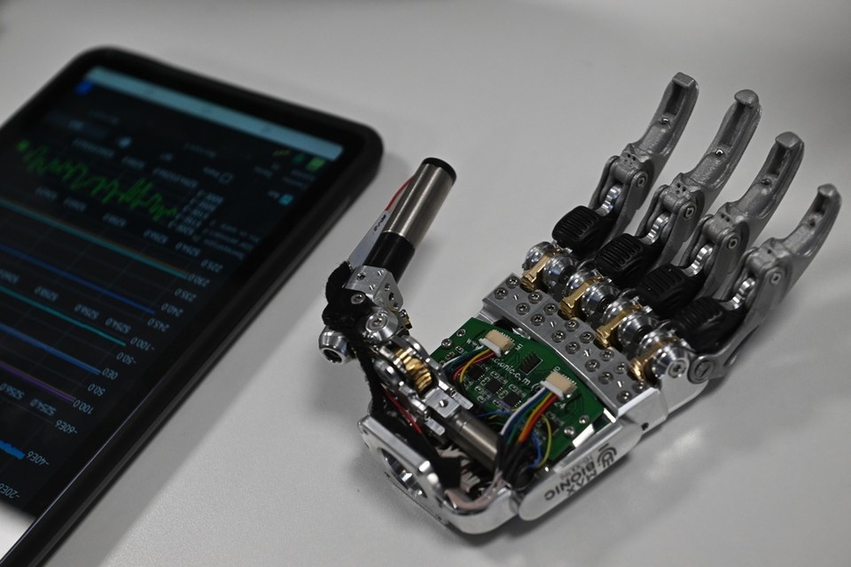    Комплекс управления роботизированной рукой с помощью сигналов от мозга конкретного пользователя разработали в Новосибирске. Иван МАКЕЕВ